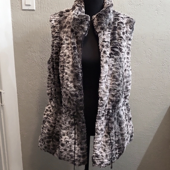 Faux Fur Reversible Vest with Toggles to Cinch in if Desired - Picture 4 of 15